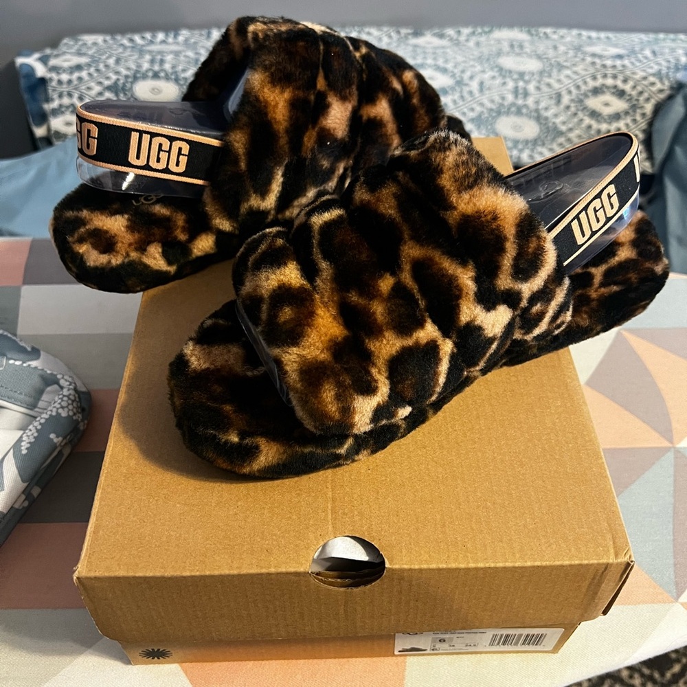 W7-8/Kids 6 UGG Fluff Yeah slides